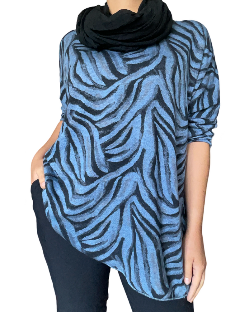 Chandail bleu avec imprimé de zèbre pour femme avec foulard.