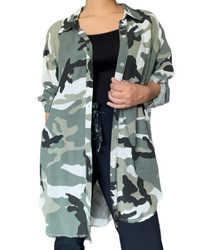 Chemise pour femme avec imprimé de camouflage.