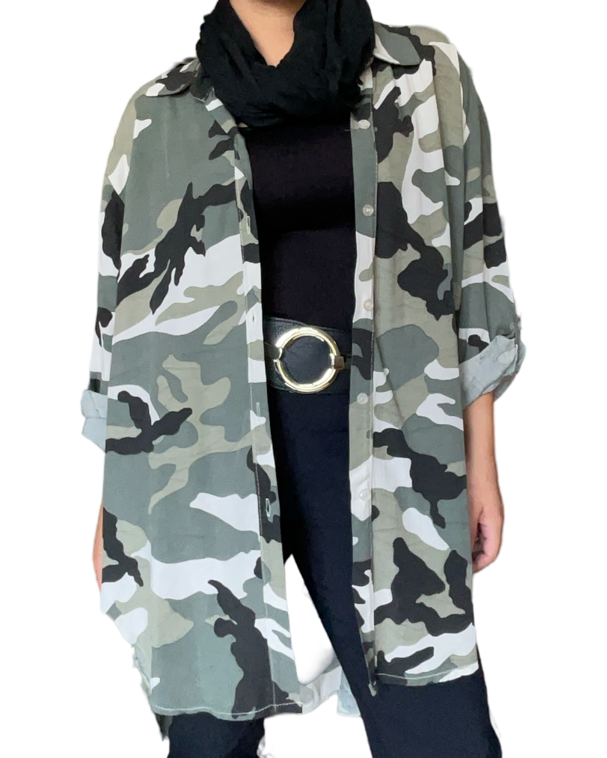 Chemise pour femme avec imprimé de camouflage avec chandail noir et foulard noir.