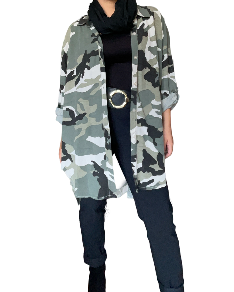 Chemise pour femme avec imprimé de camouflage avec ceinture et pantalon.