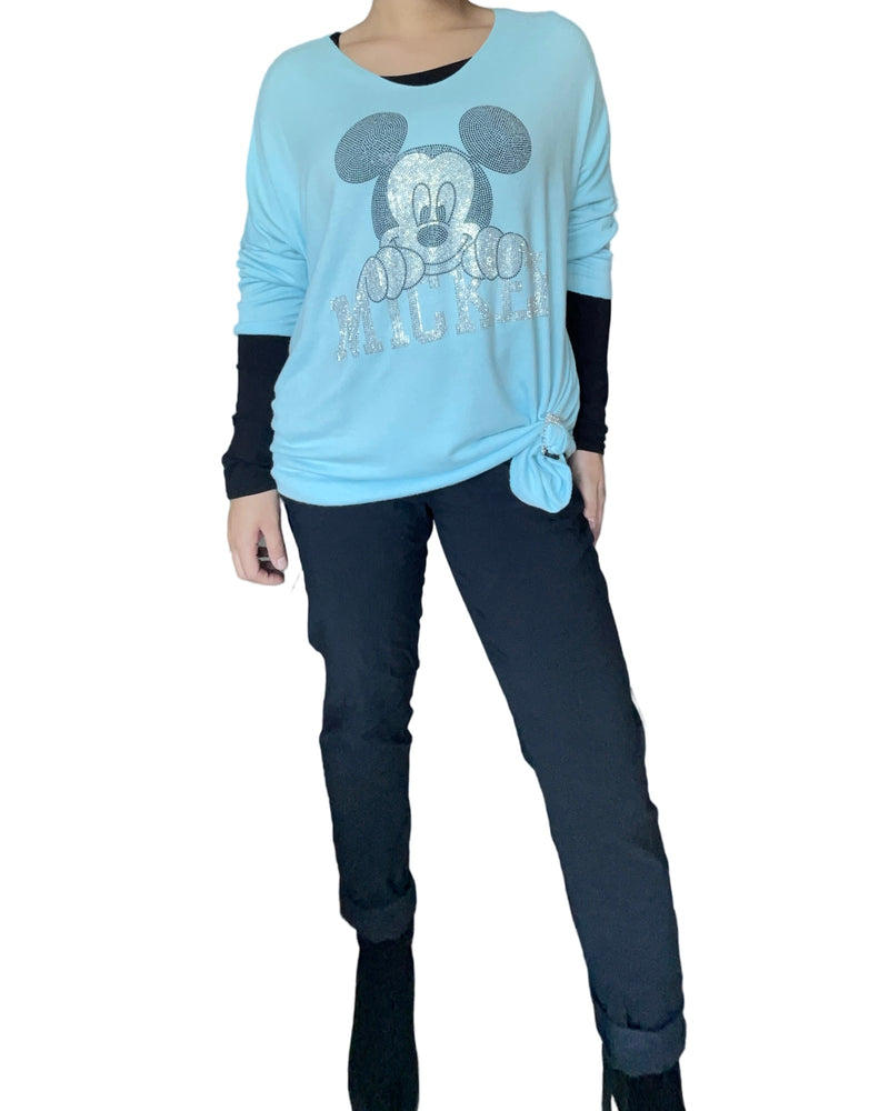 Chandail turquoise pour femme avec imprimé de Mickey avec chandail noir à manche longue et pantalon.