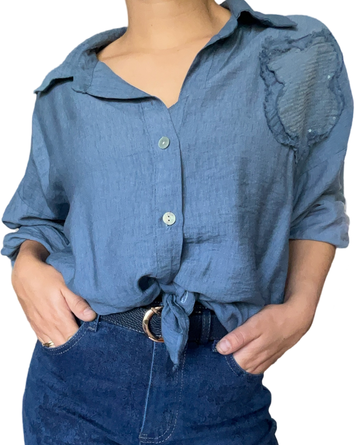 Chemise bleu jeans à manches 3/4 pour femme avec ceinture.