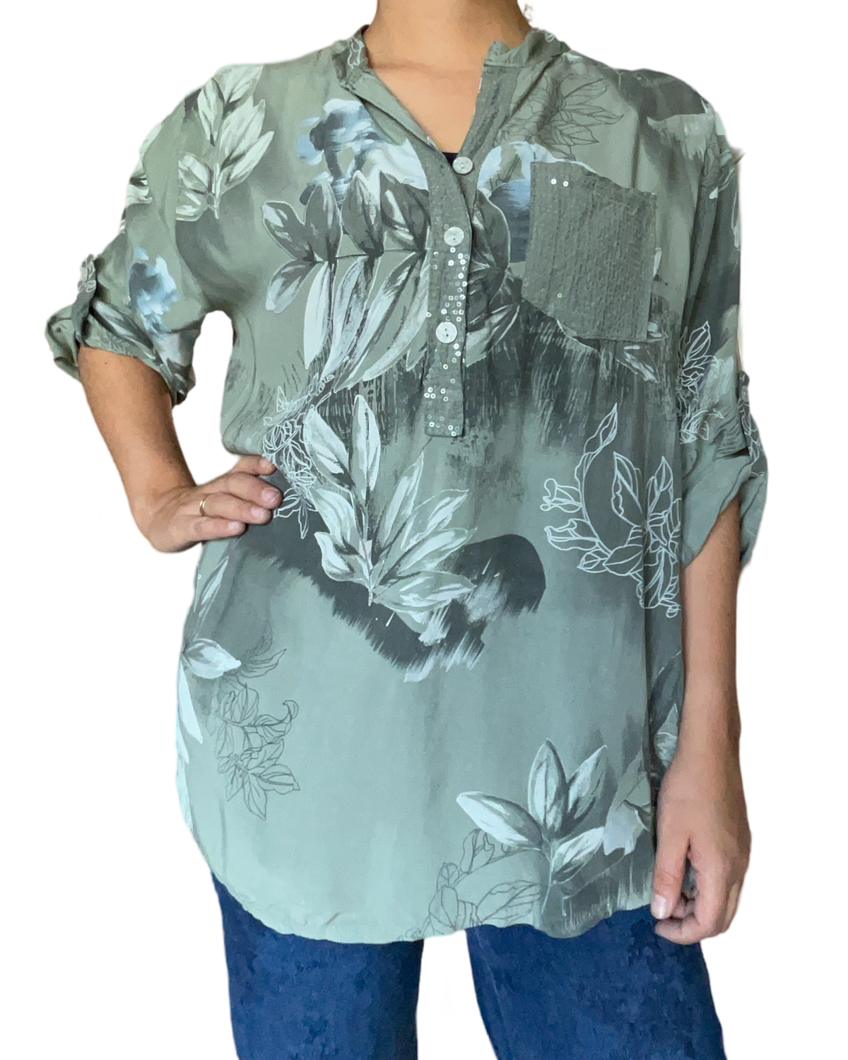 Blouse verte avec imprimé de fleurs pour femme.