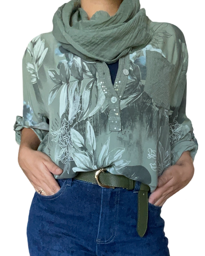 Blouse verte avec imprimé de fleurs pour femme avec ceinture et foulard.