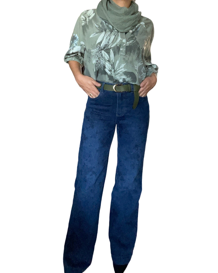 Blouse verte avec imprimé de fleurs pour femme avec jeans.