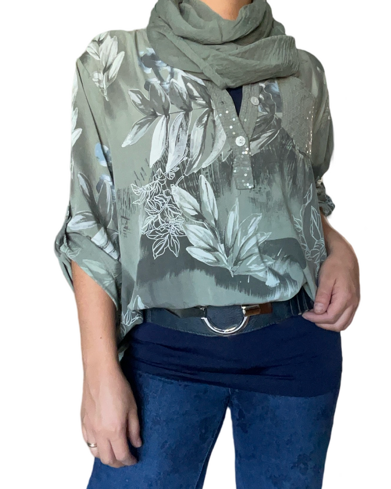 Blouse verte avec imprimé de fleurs pour femme avec camisole gainante.