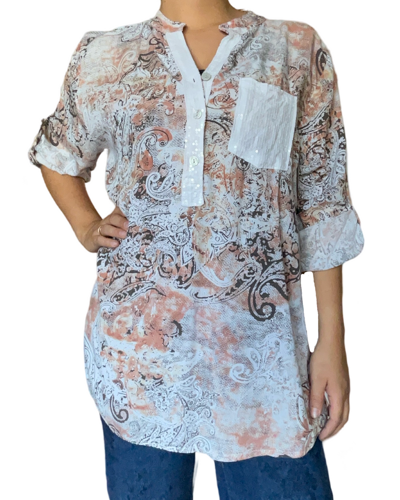 Blouse avec imprimé de paisleys bruns.