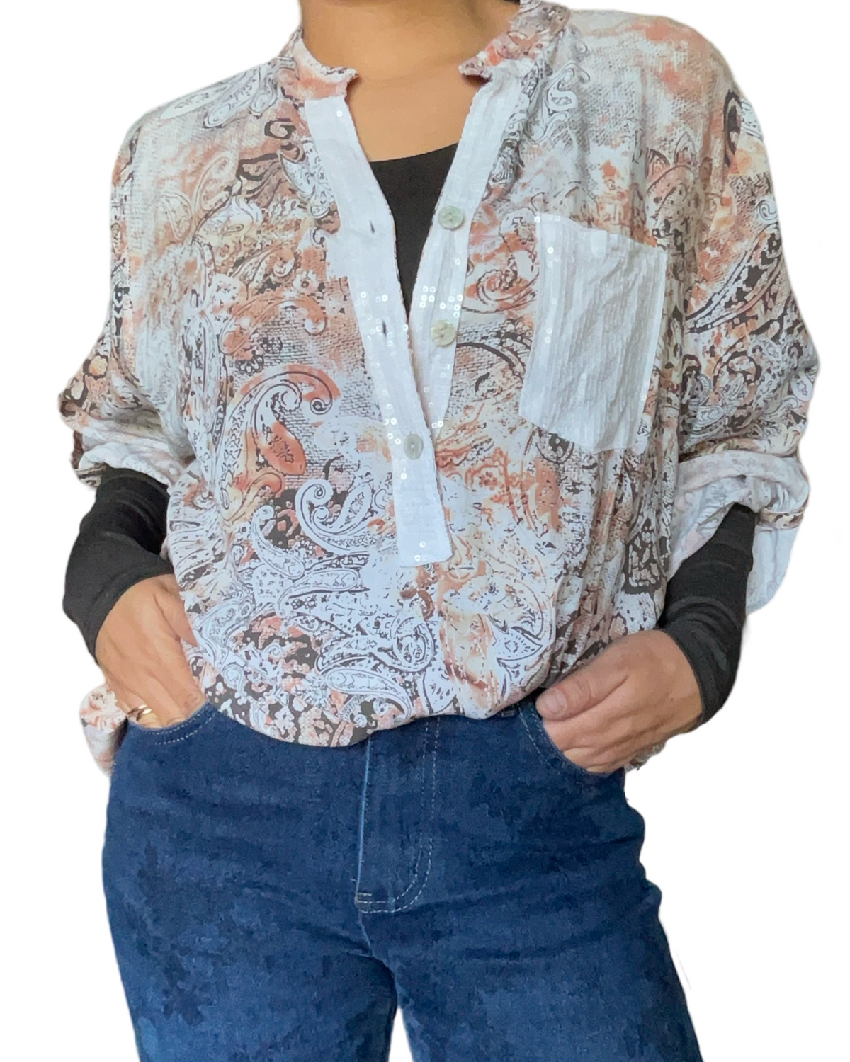 Blouse avec imprimé de paisleys bruns avec chandail brun.