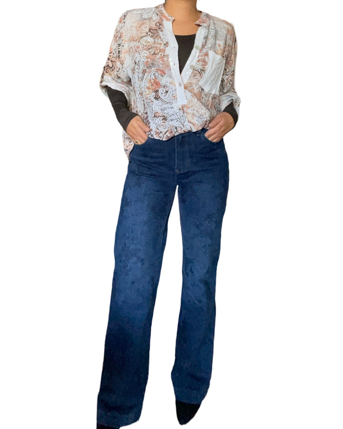 Blouse avec imprimé de paisleys bruns avec jeans.