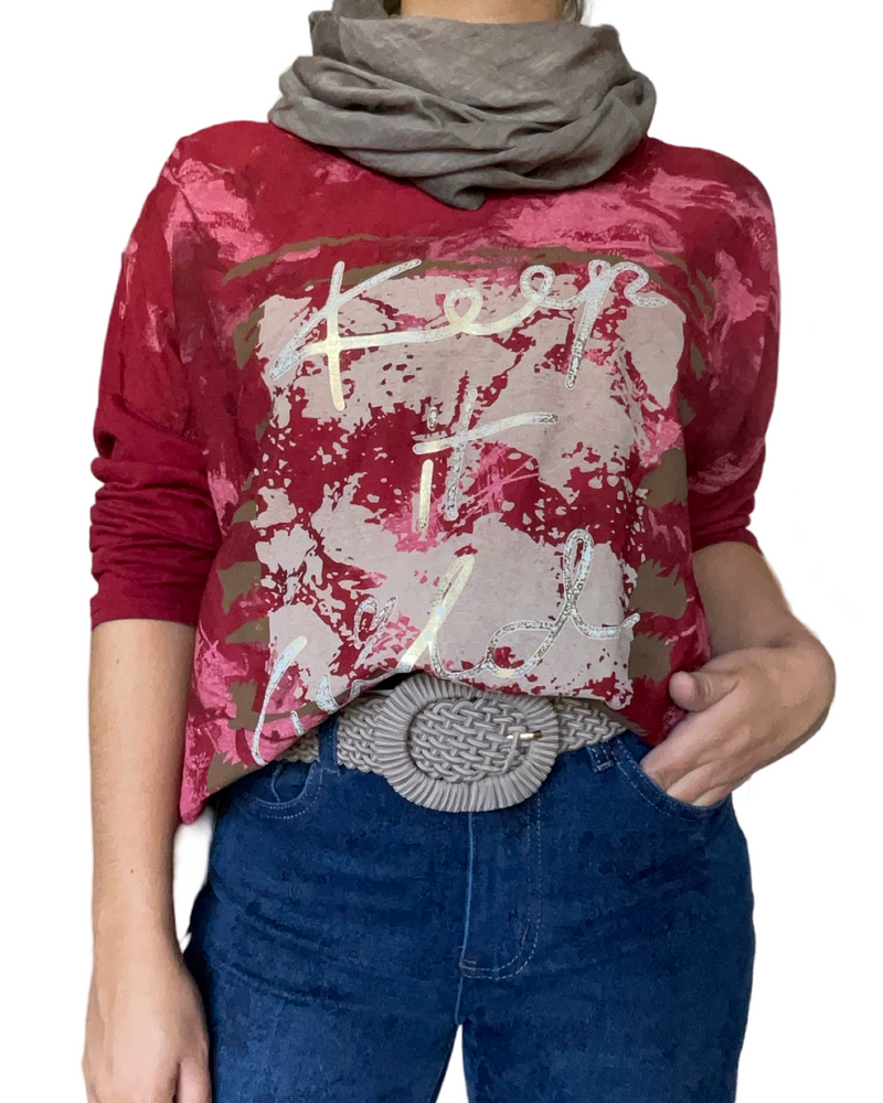 Chandail rouge pour femme avec imprimé ''Keep it wild'' avec foulard.