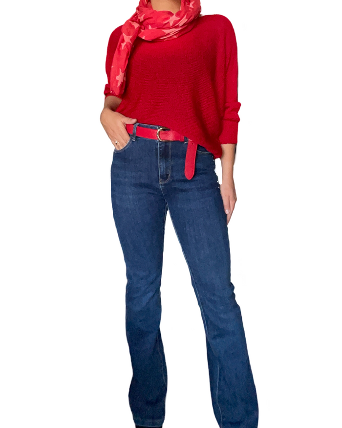 Chandail rouge à manche 3/4 en mailles pour femme avec ceinture en jeans.