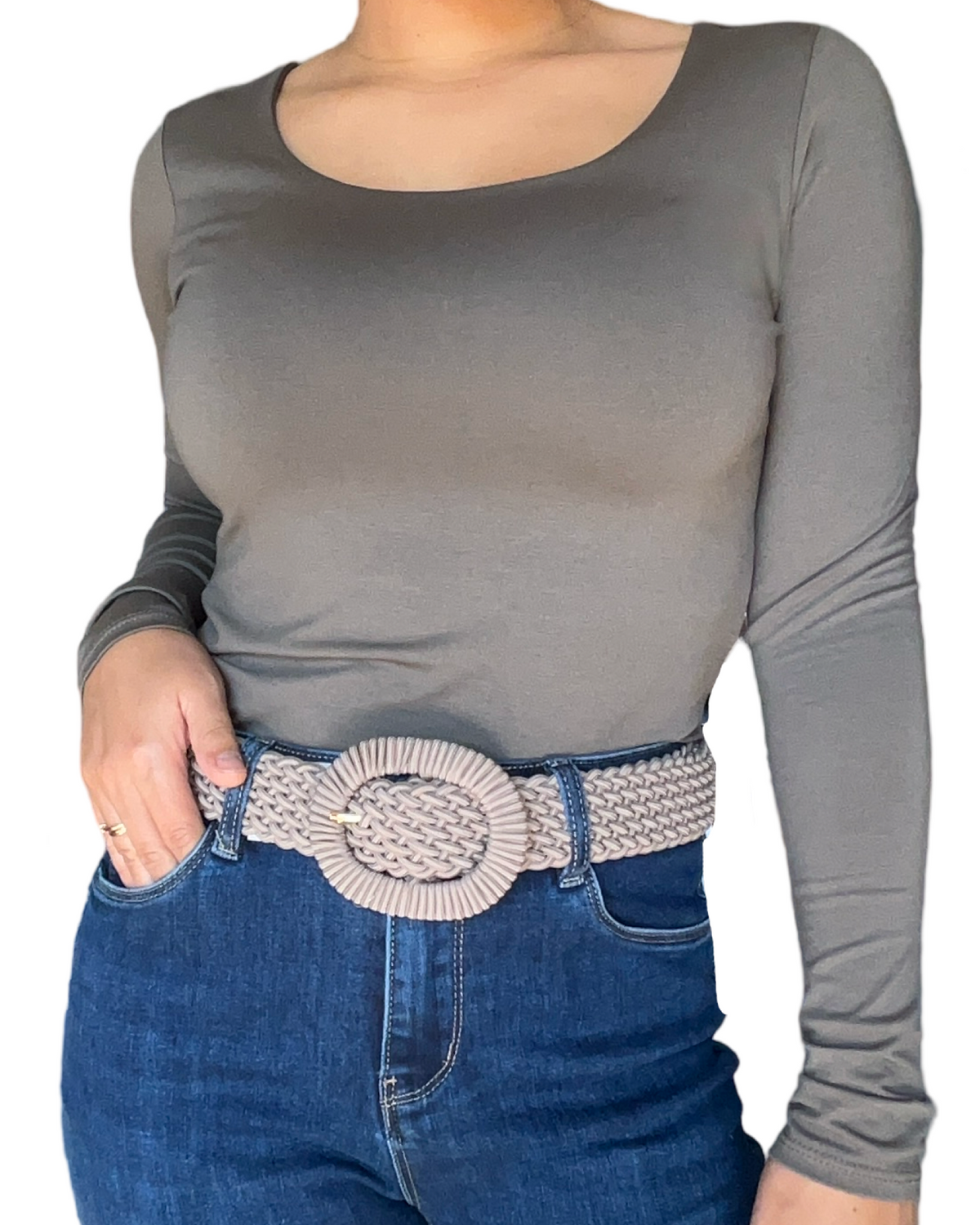 Chandail à manche longue beige pâle pour femme avec ceinture beige.