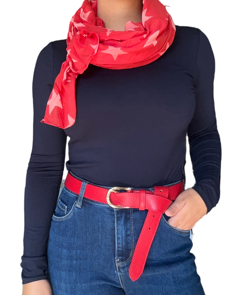 Chandail à manche longue bleu marin pour femme avec foulard rouge et ceinture rouge.