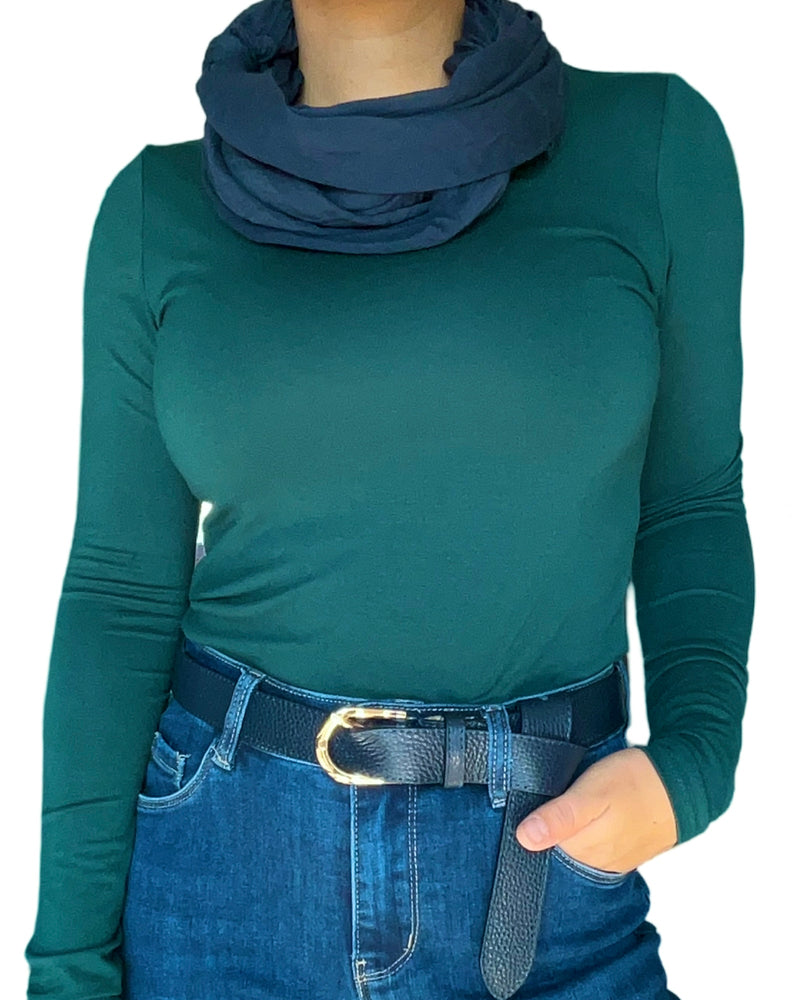 Chandail à manche longue vert pour femme ave ceinture bleu marin et ceinture marine. 