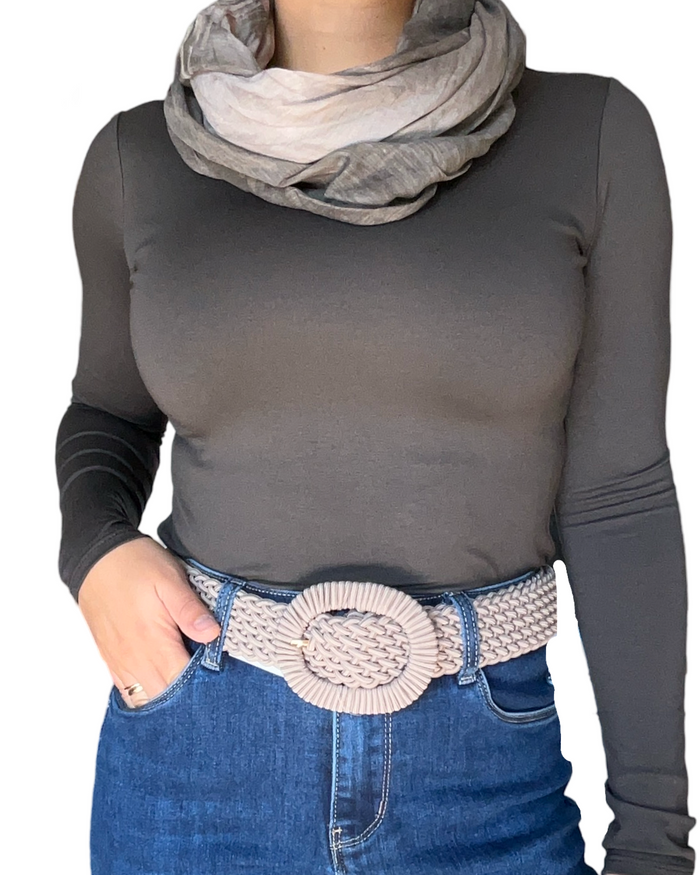 Chandail à manche longue brun pour femme avec foulard beige dégradé et ceinture grise.