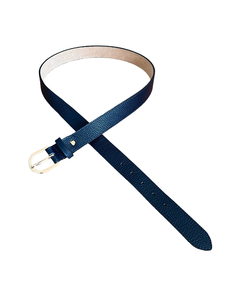 Ceinture en cuir marine avec boucle dorée pour femme.