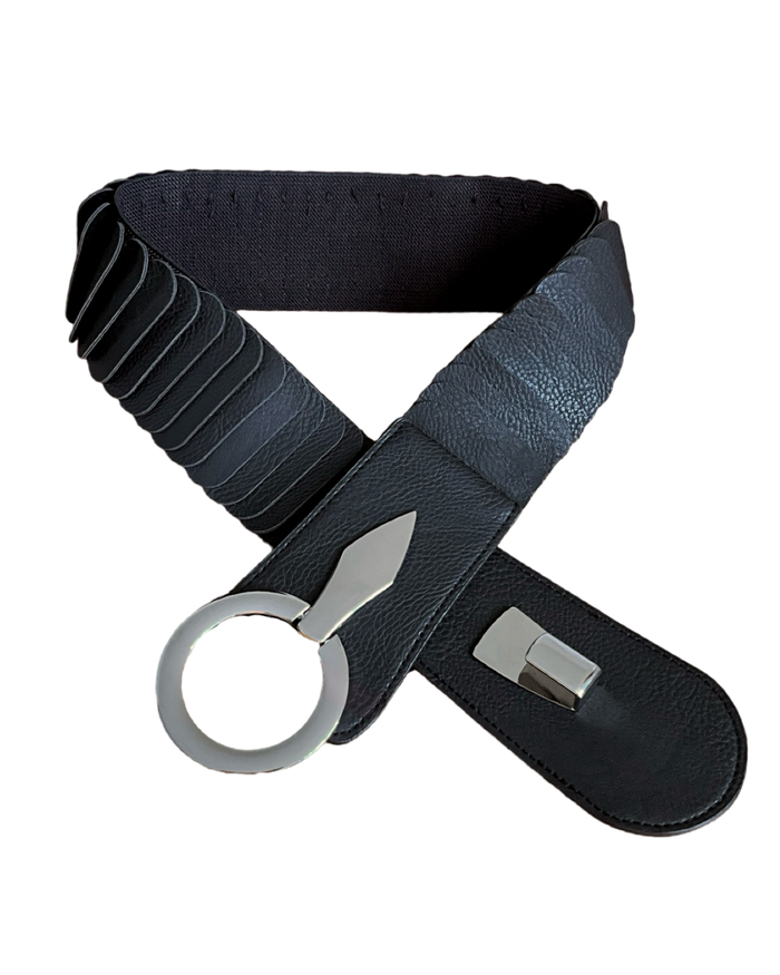 Ceinture noire élastique à bande large pour femme.