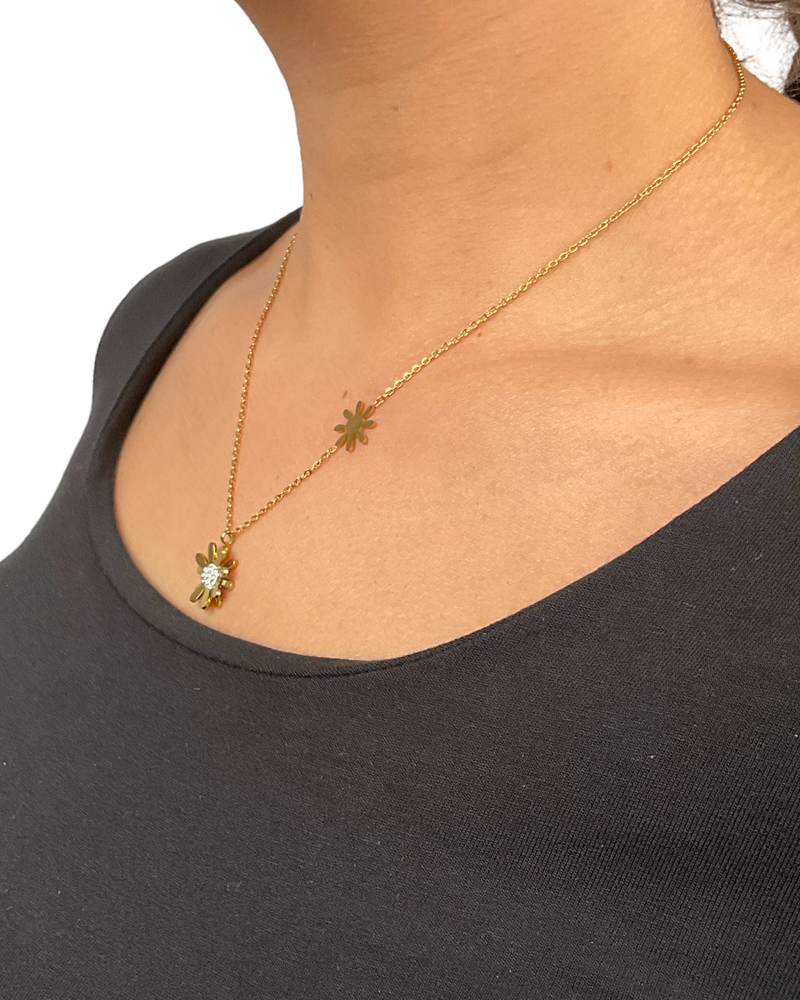 Bijoux | Collier doré avec pendentif d'une fleur pour femme.