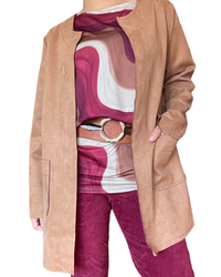 Chandail pour femme avec imprimé prune, beige et brun avec jacket camel.