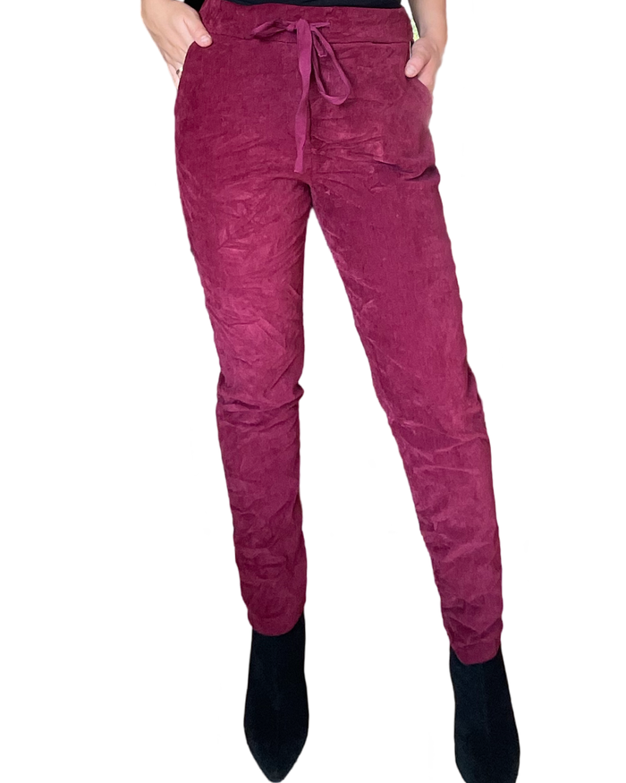 Pantalon bourgogne à taille élastique avec cordon pour femme avec bottillons.