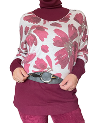 Chandail beige avec imprimé floral bourgogne pour femme avec chandail à col roulé et ceinture grise. 