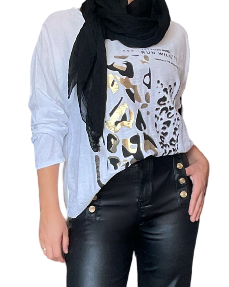 Chandail blanc pour femme avec imprimé animal print avec foulard noir.