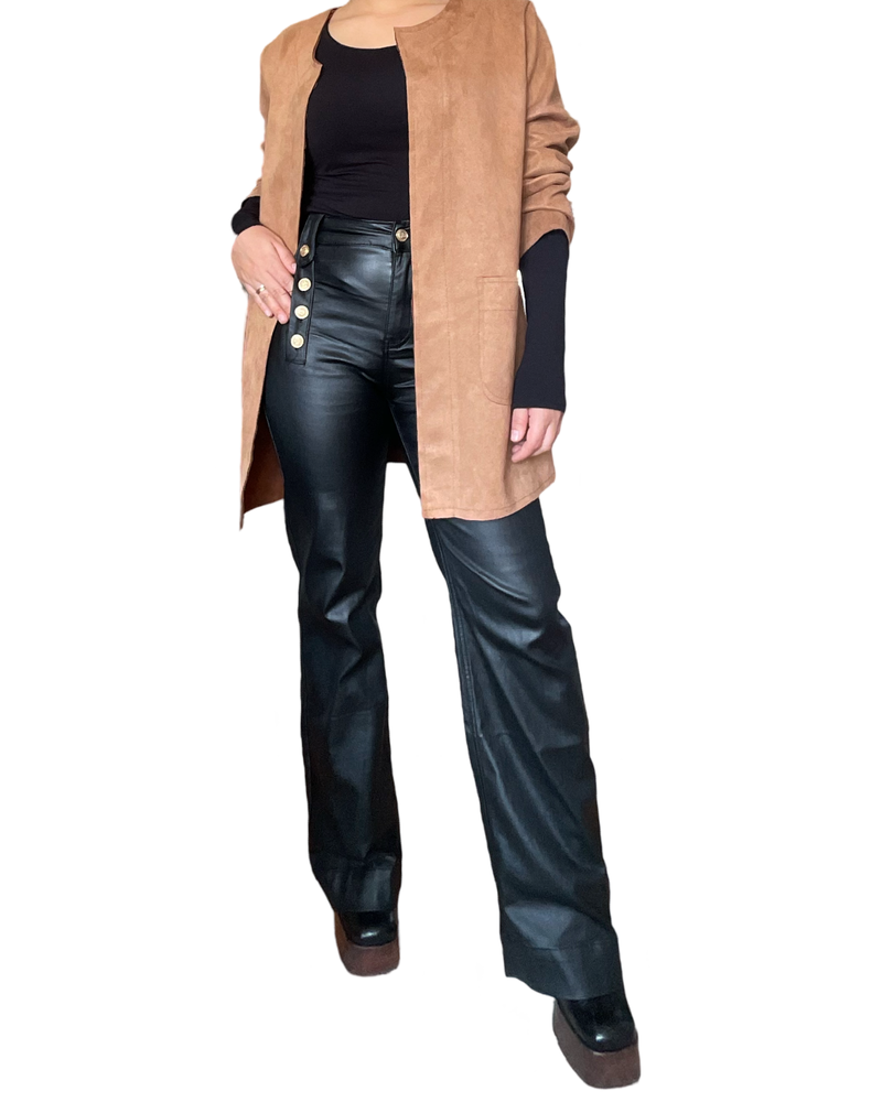 Veste caramel à manches longues pour femme avec pantalon en similicuir.