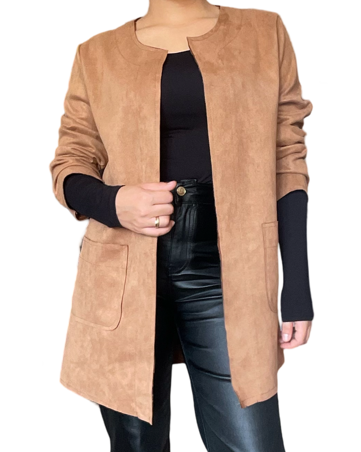 Veste caramel à manches longues pour femme avec chandail noir.