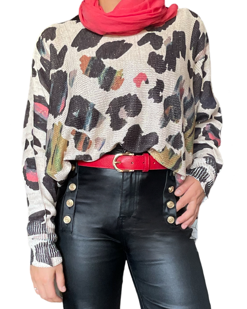 Chandail beige pour femme avec imprimé animal print multicolore avec foulard et ceinture.