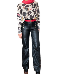 Chandail beige pour femme avec imprimé animal print multicolore avec pantalon en similicuir.