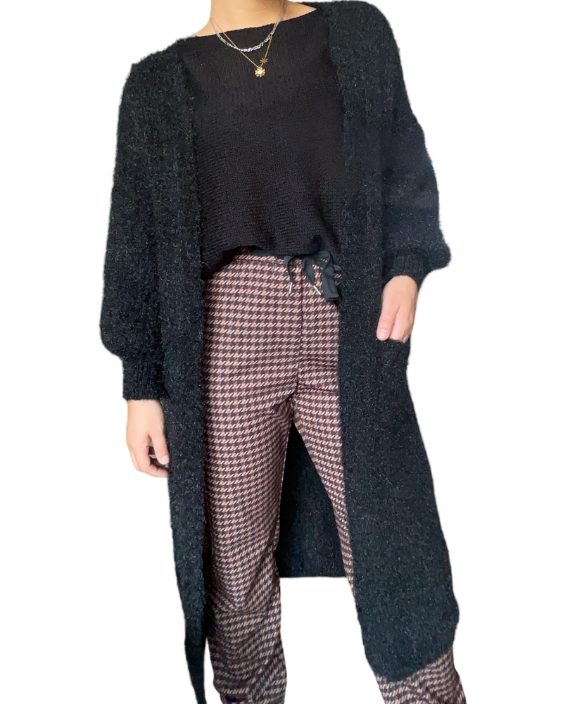 Cardigan noir scintillant à manche longue pour femme avec pantalon.