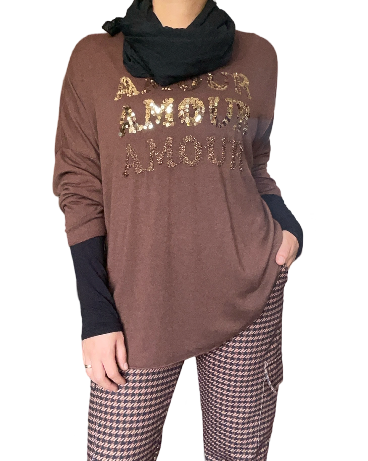 Chandail brun pour femme avec imprimé ''amour'' avec foulard noir et chandail noir en dessous.