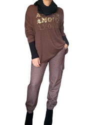 Chandail brun pour femme avec imprimé ''amour'' avec pantalon et bottillons.