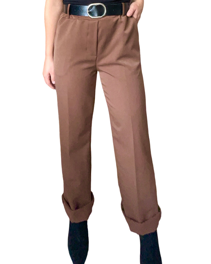 Pantalon caramel à taille élastique avec ceinture pour femme.