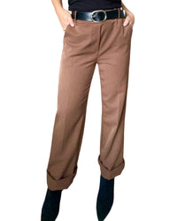 Pantalon caramel à taille élastique avec ceinture pour femme avec bottillons.