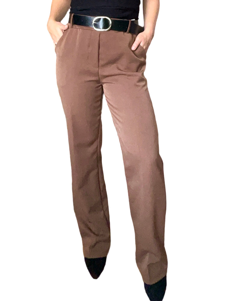 Pantalon caramel à taille élastique avec ceinture pour femme avec camisole gainante noire.