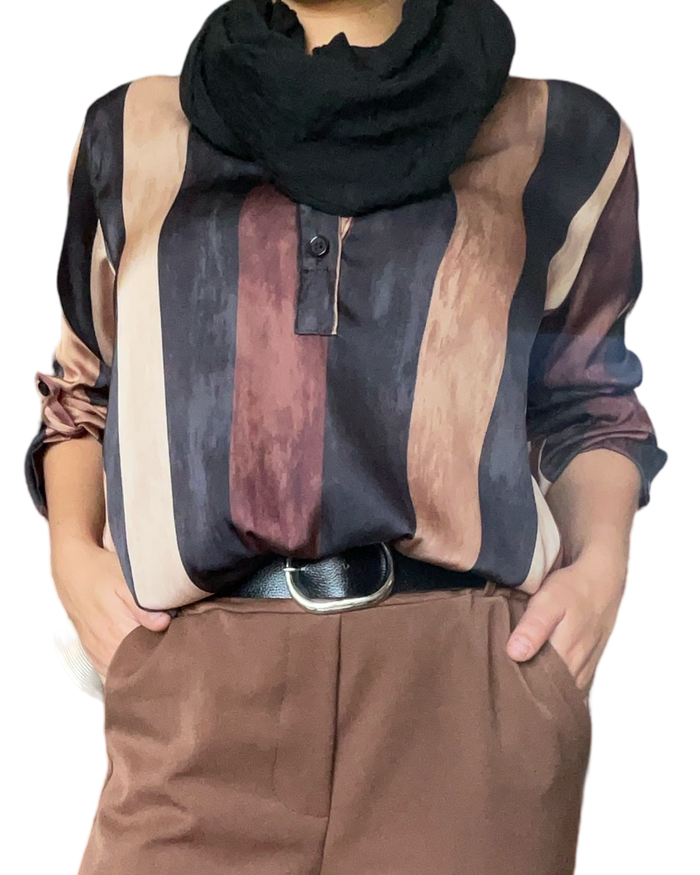 Blouse rayée brun et noir pour femme avec foulard.