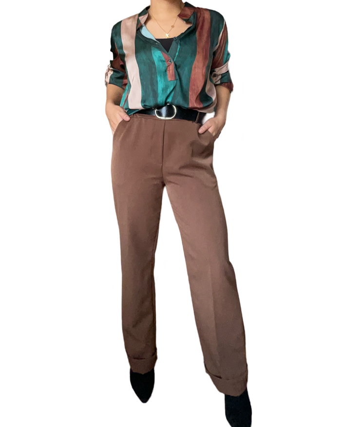 Blouse rayée brun et vert pour femme avec pantalon et bottillons.