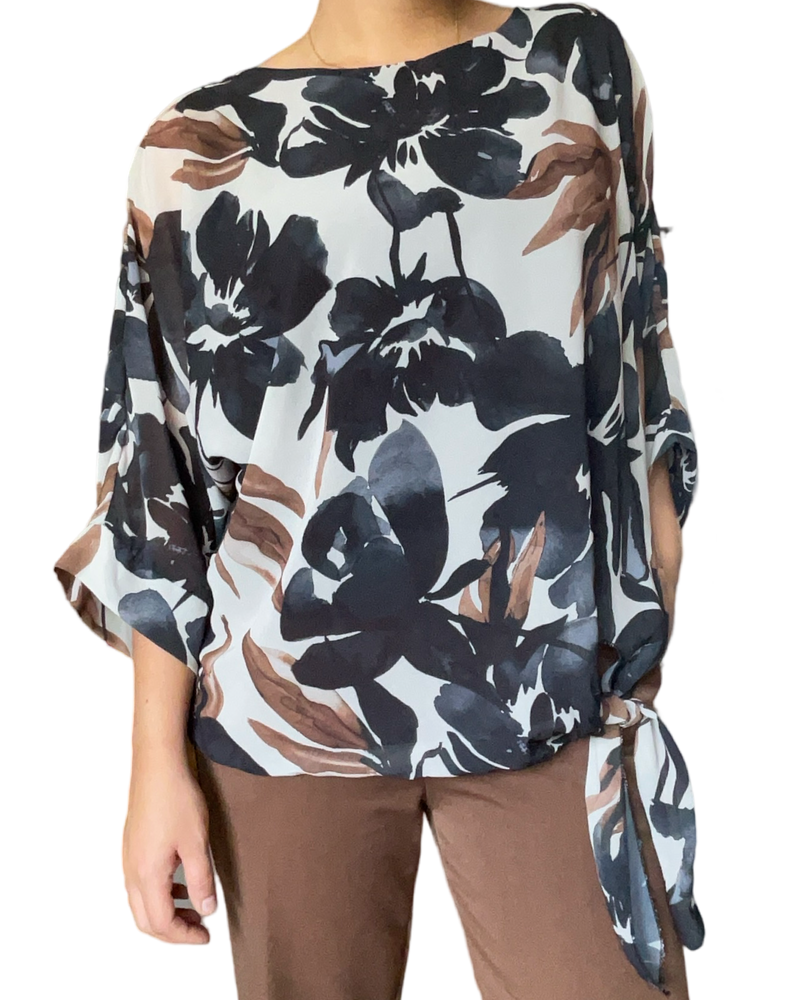 Blouse beige avec imprimé floral noir et brun pour femme.