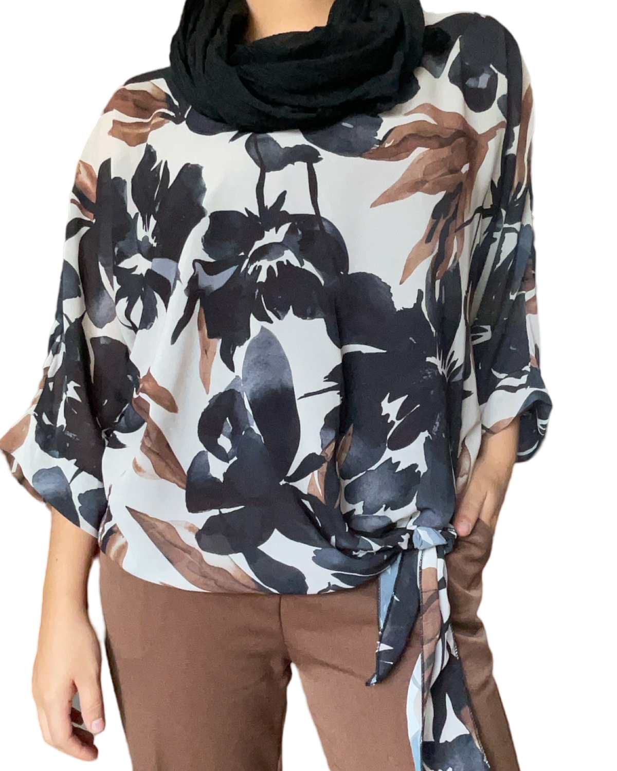 Blouse beige avec imprimé floral noir et brun pour femme avec foulard noir.