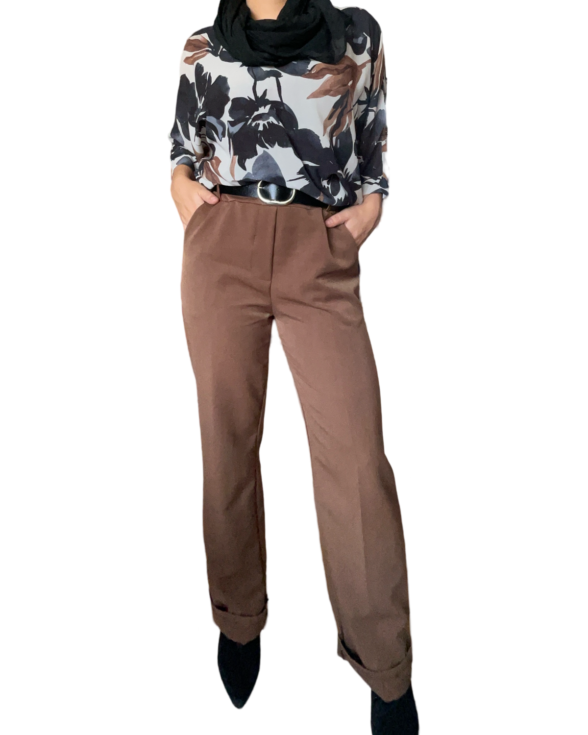 Blouse beige avec imprimé floral noir et brun pour femme avec pantalon et bottillons.