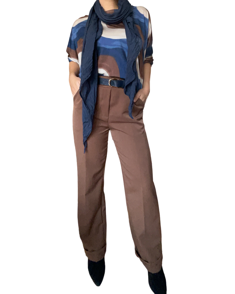 Chandail pour femme avec imprimé bleu, beige et brun avec pantalon et bottillons. 