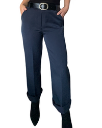 Pantalon bleu marin à taille élastique avec ceinture pour femme avec le bas plié.