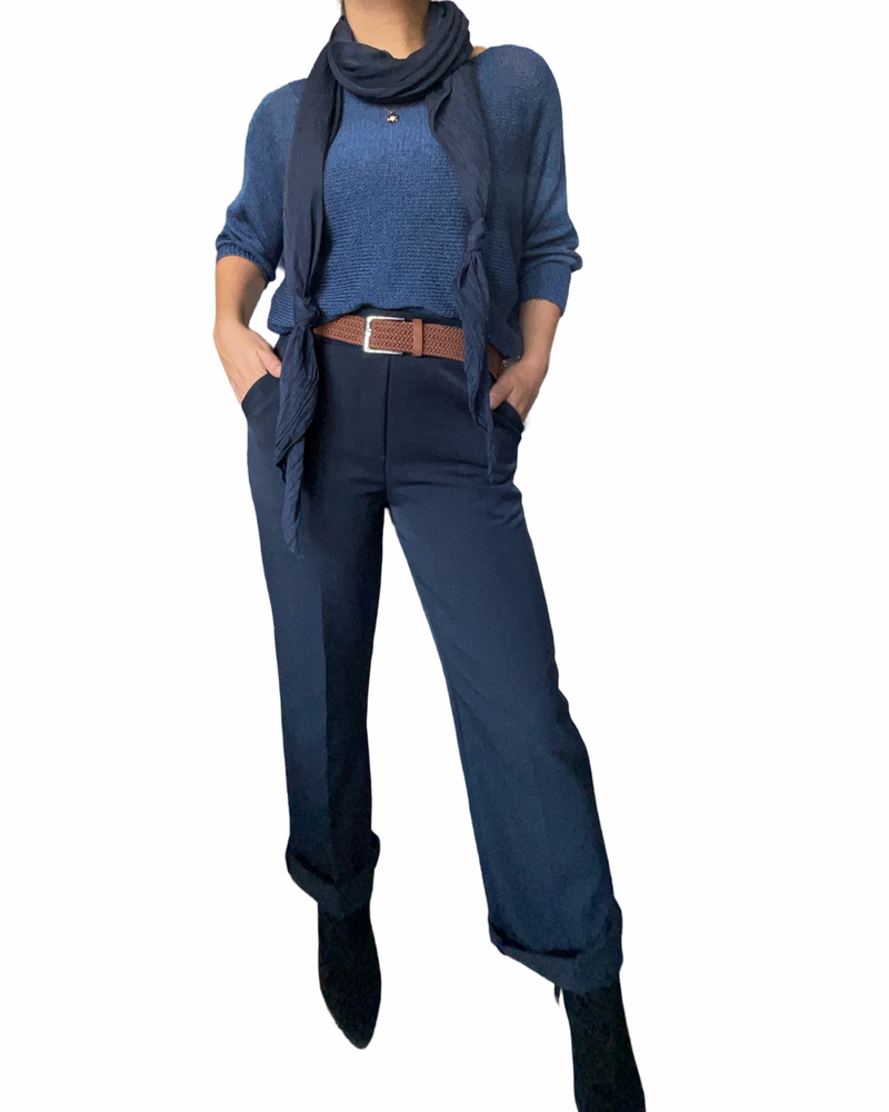 Chandail en mailles bleu cobalt pour femme avec bottillons,  ceinture et pantalon.