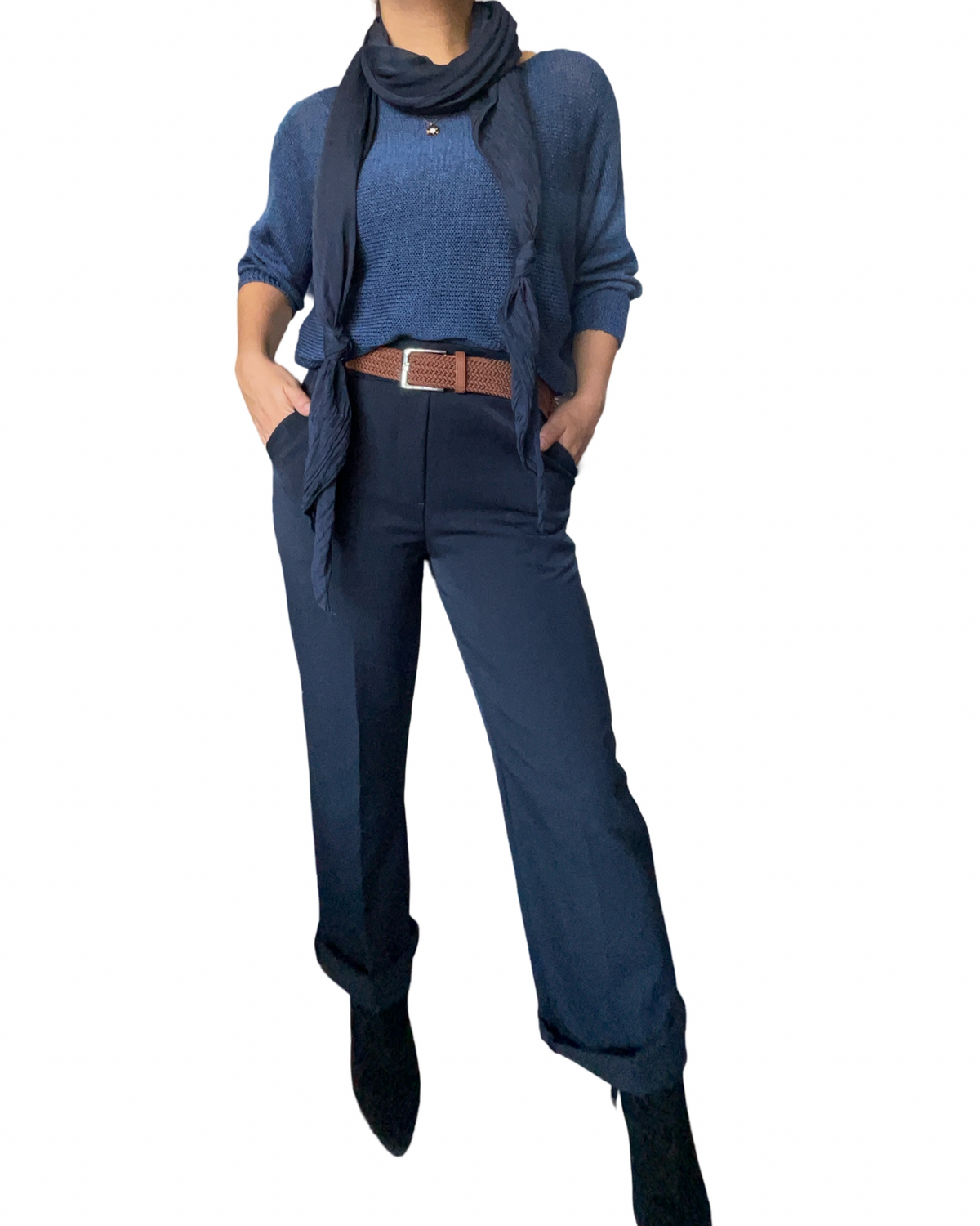 Pantalon bleu marin à taille élastique avec ceinture pour femme avec chandail, foulard et ceinture.