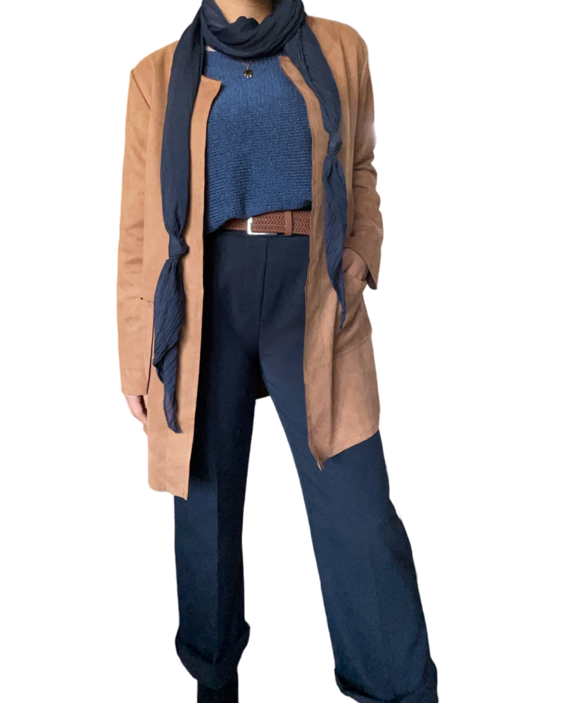 Chandail en mailles bleu cobalt pour femme avec jacket camel.