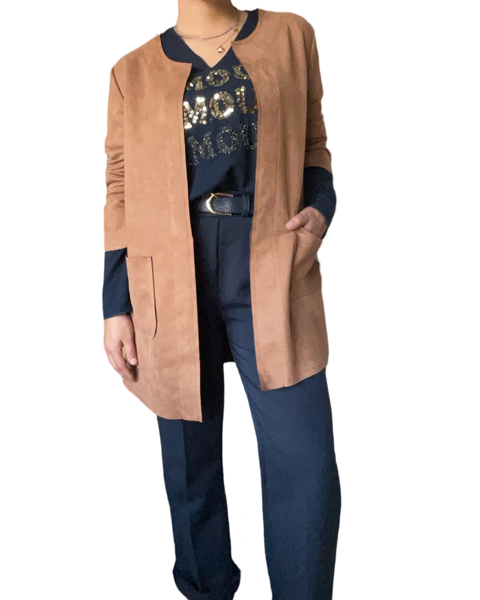 Chandail bleu marin pour femme avec imprimé ''amour'' avec jacket camel et pantalon.