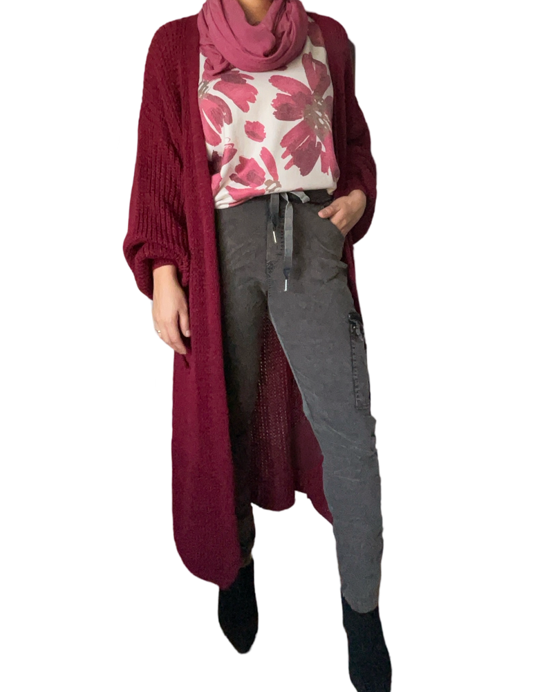 Cardigan bourgogne à manches longues pour femme avec chandail et pantalon gris.