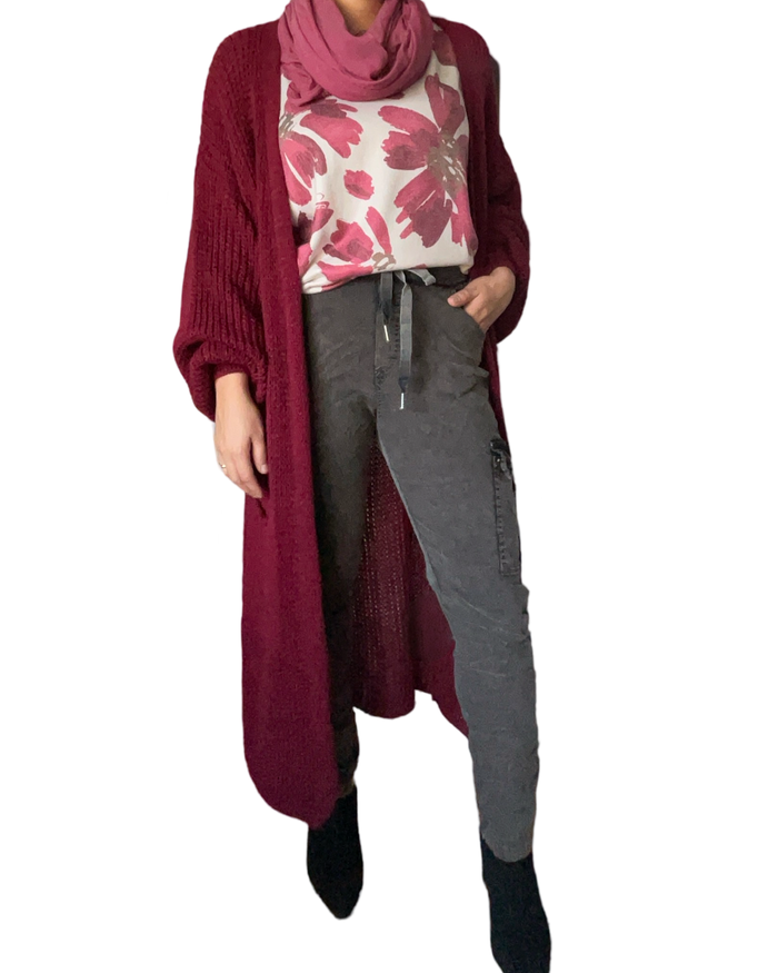 Pantalon gris délavé à taille élastique avec cordon pour femme avec cardigan, foulard et chandail.