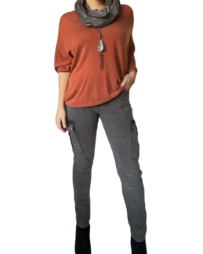 Chandail orange rouille à manche 3/4 pour femme avec pantalon et bottillons.